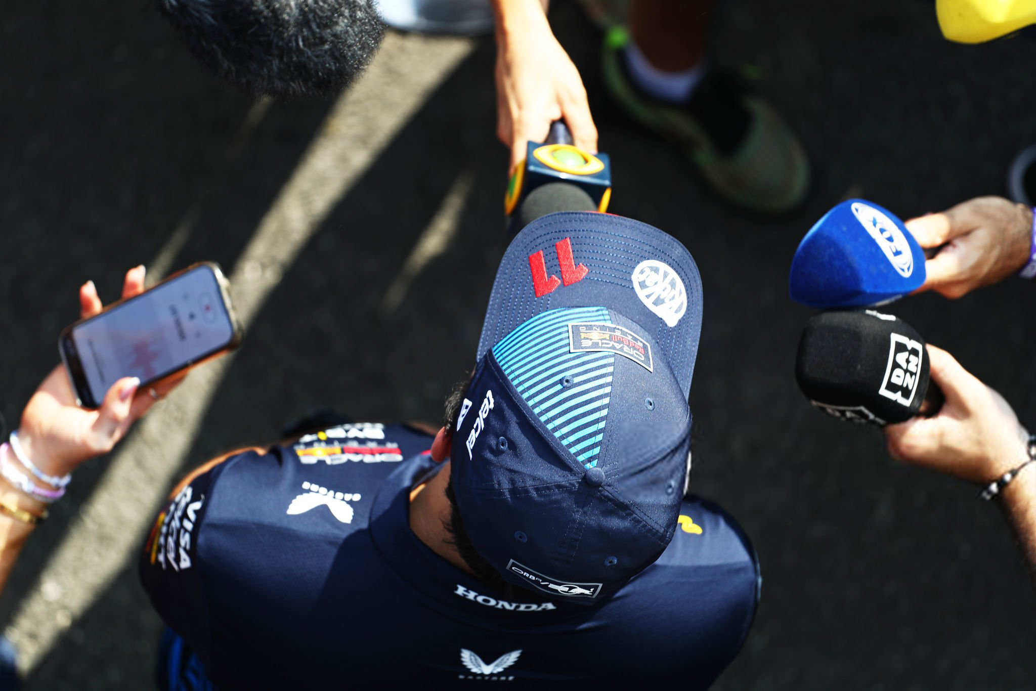 梅赛德斯逆转红牛车队，佩雷兹扛起全队